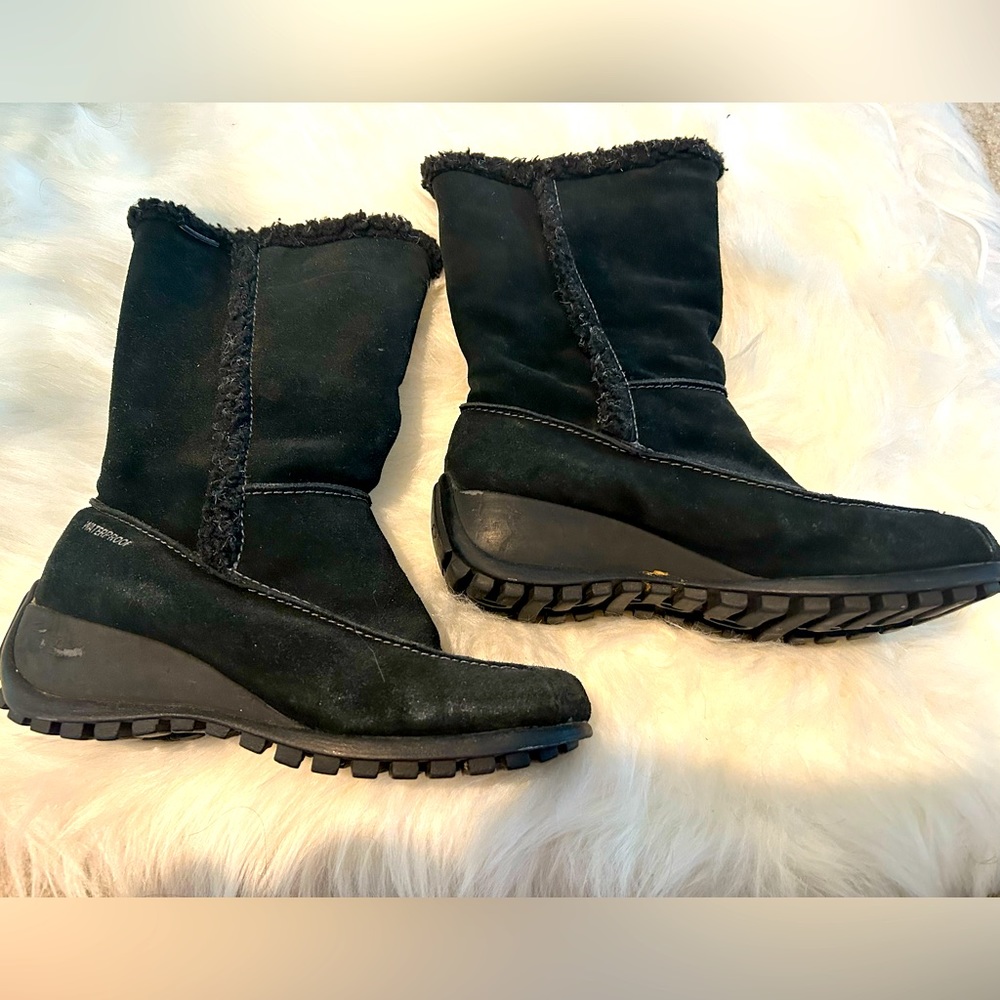 Black waterproof platform snow boots